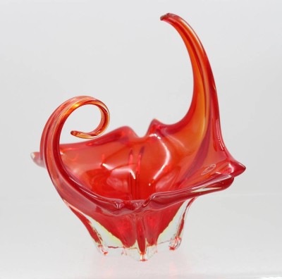 Auktion 370<br>Murano-Fingerschale, 70er Jahre, rot/klar, orig. Etikett, ca. H-22cm B-19,5cm [1]
