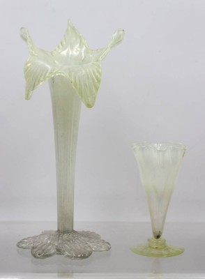 Auktion 370<br>2x Vasen um 1920, kleinere Vase aus Uranglas, ca. H-11 bis 24,5cm [1]