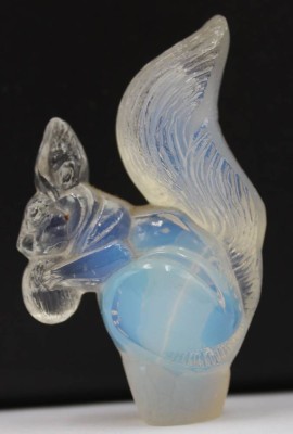 Auktion 370<br>Glasfigur, Eichhörnchen, opalines Glas, Frankreich?, Stand beschliffen ?, ca. H-7,5cm [1]