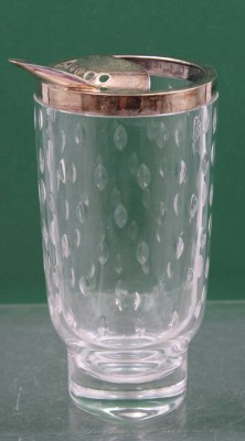 Auktion 370<br>hoher wohl Saftkrug mit 835er Silbermontur, Kristall beschliffen, gute Erhaltung, ca. H-22,3cm [1]