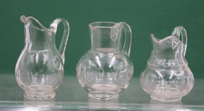 Auktion 370<br>3x div. ältere Sahnekännchen, farbloses Glas, beschliffen, ca. H-13,5cm [1]