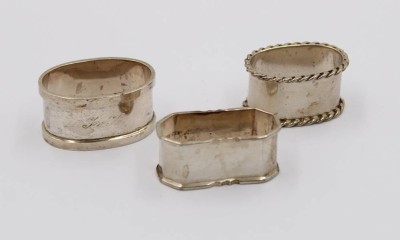 Auktion 370<br>3x div. kl. Serviettenringe, Silber gepr., Pfeilpunze?, 1x Ziermonogramm, zus. 31gr., ca. B-3,7cm [1]