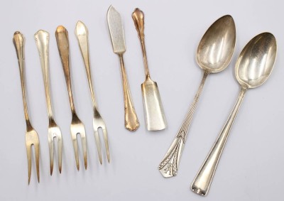 Auktion 370<br>Konvolut versilberter Besteckteile, unterschiedliche Manufakturen, zus. ca. 400gr. [1]
