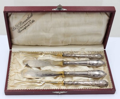 Auktion 370<br>4x Vorlegeteile, 800er Silbergriffe, um 1900, in Kasten, 2 div. Dekore, ca. L-21cm [1]