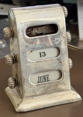 Auktion 370<br>Immerwährender Tischkalender in Silbergehäuse-925-,  , verschlagene Punzen, Stand etwas verdellt, H-9,5 cm, 7x4,5 cm, 148 gr [1]