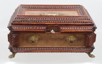 Auktion 370<br>früher Schmuckkasten, wohl Anf. 20. Jhd., innen und aussen Samt, Löwentazen, ca. H-12cm B-25c, T-14,5cm [1]