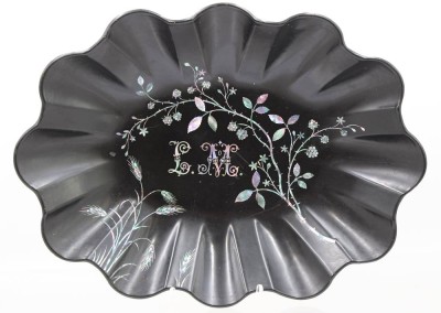 Auktion 370<br>schöne Schale, Lackarbeit, Perlmutteinlagen, Ziermonogramm, ca. H-5cm B-34,5cm [1]