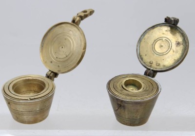 Auktion 370<br>2x div. Bechergewichtsätze, beide nicht komplett, älter. ca. H-4,3cm [1]