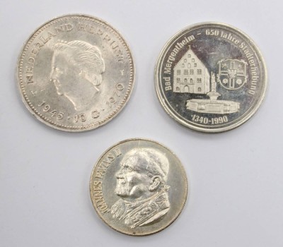 Auktion 370<br>2x Medaillen und 1x Münze, 10-Gulden-Silbermünze von 1970, Medaillen nur versilbert [1]