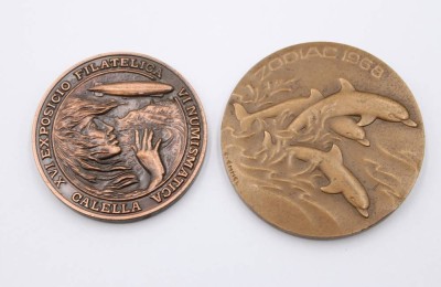 Auktion 370<br>2x div. Medaillen, Zodiac 1968 und 50. Jahrestag des Fluges des Luftschiffs 