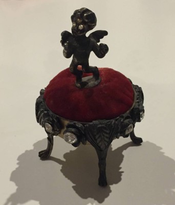 Auktion 370<br>Nadelkissen  mit Strassbesatz. goldfarbenes Metall, USA [1]