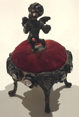 Auktion 370<br>Nadelkissen  mit Strassbesatz. goldfarbenes Metall, USA, Gebrauchsspuren [1]