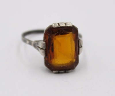 Auktion 370<br>830er Silber-Ring mit Bernstein, älter, getragene Erhaltung, ca. 4,2gr. RG 56 [1]