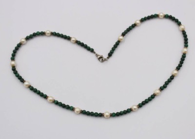 Auktion 370<br>Halskette, Malachit und Perlen, ca. L-49cm [1]