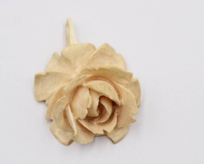 Auktion 370<br>Rosenanhänger wohl um 1900, Bein, ca. L-4cm B-3cm [1]