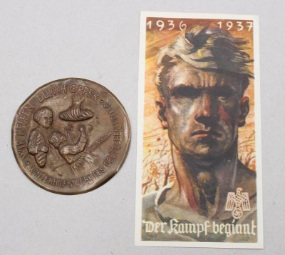 Auktion 370<br>Plakette WHW Gau Düsseldorf mit der Aufschrift „Wir helfen durch Opfer