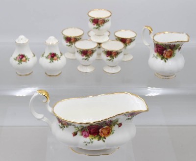 Auktion 370<br>Porzellankonvolut, Royal Albert, Old Country Rose, Streuerpaar, 6 Eierbecher, Milchkännchen und Sauciere [1]