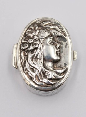 Auktion 370<br>925er Pillendose, Deckel mit Relief, 13,7gr.,  H-1,5cm B-3,5cm T-2,5cm [1]