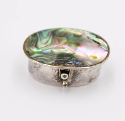 Auktion 370<br>kl. Pillendose, Alpacca, Abalone, ca. H-1,5cm B-4cm T-2,8cm [1]