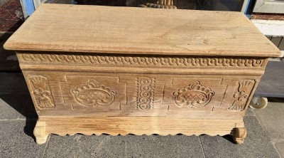 Auktion 370<br>massive kleine Eichentruhe, natur, H-46 cm, 98x41 cm [1]