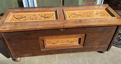 Auktion 370<br>gr. Holztruhe mit Intarsien, H-50 cm, 118x41 cm [1]