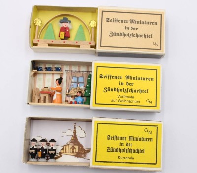 Auktion 370<br>3Seiffener Miniaturen in Zündholzschachteln [1]