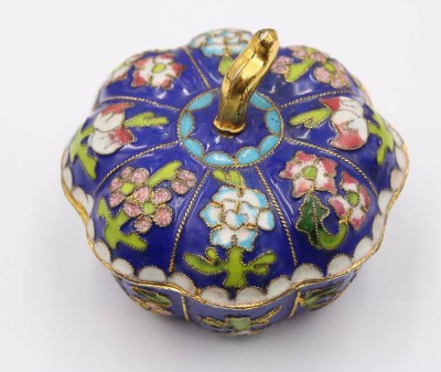 Auktion 370<br>Deckeldose, Cloisonné, wohl China, ca. H-7,5cm D-9,5cm [1]