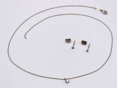 Auktion 370<br>585er WG-Kette mit Brillant-Anhänger sowie Brillant Ohrstecker -750-, Kette gerissen, anbei Schmuckpass, zus. 3,5gr. [1]