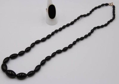Auktion 370<br>Onyx-Halskette sowie Silberring mit Onyx, Kette im Verlauf L-58cm, RG 53/54 [1]