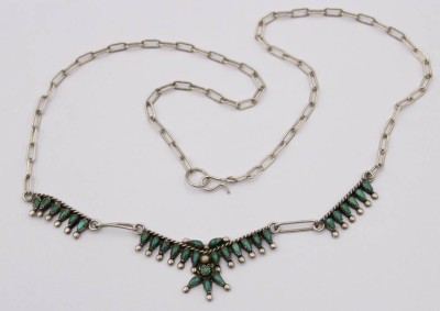 Auktion 370<br>Halskette mit grünen Steinen, Silber ( getestet ) , L. 45cm, 7,9 Gramm [1]