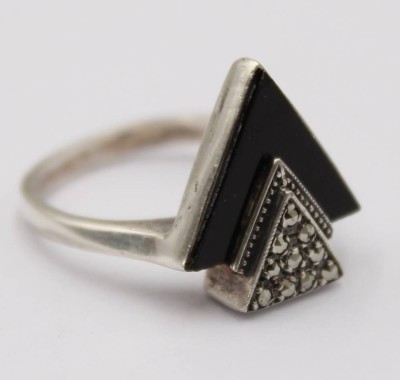 Auktion 370<br>44. Onyx Ring aus 925er Silber mit Markasiten, Rg. 52, 4,4 Gramm [1]