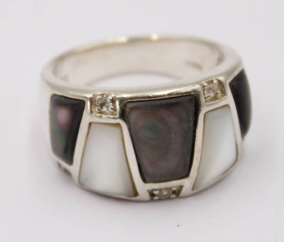 Auktion 370<br>Ring mit Perlmutt und weißen Steinen, 925er Silber, guter Zustand, RG. 60, 10,8 Gramm [1]
