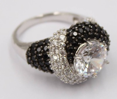 Auktion 370<br>Silberring mit schwarzen und weißen Steinen, 925er Silber, guter Zustand, RG. 59, 9 Gramm [1]