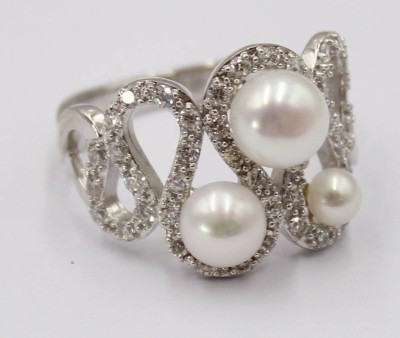 Auktion 370<br>Glamouröser Silberring mit Perlen und weißen Steinen, 925er Silber, guter Zustand, RG 65, 7,3 Gramm [1]