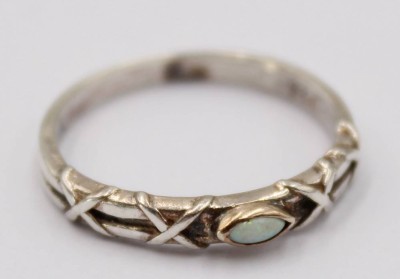 Auktion 370<br>Schmaler Silberring mit Opal und Gold, RG 54, 1,8 Gramm, Kreuzmuster [1]