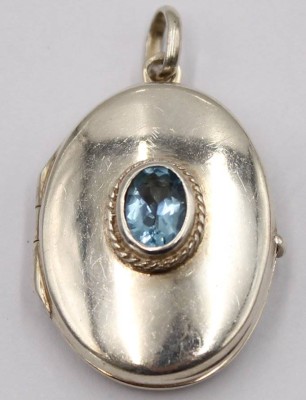 Auktion 370<br>925er Silber Anhänger ( Foto Medaillon ) , mittig blauer Stein, L. 3,5 cm, 7 Gramm, guter Zustand [1]