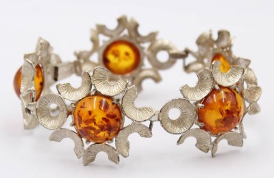 Auktion 370<br>Armband mit Bernsteinen, 835er Silber,mittlerer Bernstein mit Riss, L. 19 cm, 39 Gramm [1]