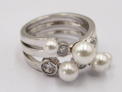 Auktion 370<br>Perlen Ring aus 925er Silber, 5 Perlen und 4 weiße Steine, RG. 53, guter Zustand, 8,2 Gramm [1]
