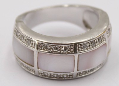 Auktion 370<br>Silberring mit Perlmutt und weißen Steinen, guter Zustand, 925er Silber, RG. 58, 9,6 Gramm [1]