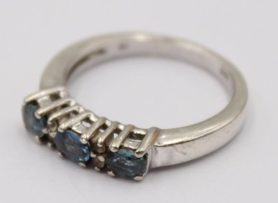 Auktion 370<br>Silberring mit blauen Steinen, wohl Saphire? Schiene mit IV punziert, RG. 53, 3,2 Gramm [1]