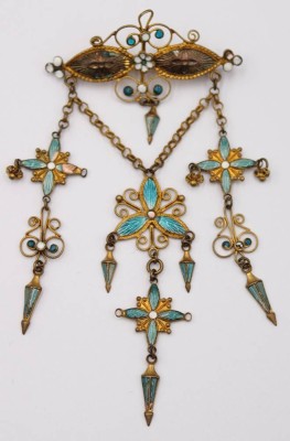 Auktion 370<br>Filigrane große Brosche mit Emaille, diese Beschädigt, Breite 4,5 , Länge  9,0 cm [1]