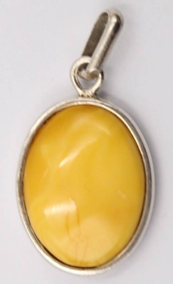 Auktion 370<br>Anhänger mit einem Bernstein, Fassung aus Silber (getestet) L. 3,5 cm, 3,5 Gramm [1]
