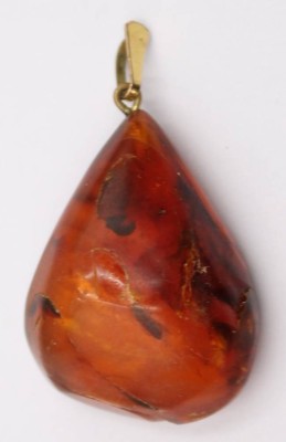 Auktion 370<br>Bernstein Anhänger mit Messing Aufhängung, div. Abplatzer, L. 3,5cm, 4,0 Gramm [1]