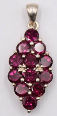 Auktion 370<br>Anhänger mit pinken Steinen in Traubenform, Silber 925, L. 3,8cm, 6,3 Gramm [1]