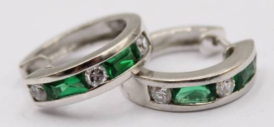 Auktion 370<br>Paar runde Ohrringe mit grünen und weißen Steinen, 925er Silber, D.2,0 cm, 7 Gramm [1]