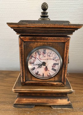 Auktion 370<br>Holz-Kaminuhr nach antiken Vorbild, Batteriewerk, H-23 cm, B-14 cm [1]