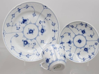 Auktion 370<br>Gedeck, Bing & Gröndahl, Tasse mit Schleifstriche, Tassen H-6,5cm [1]