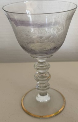 Auktion 370<br>einzelnes Weinglas mit Weinlaubschliff, H-16 cm [1]