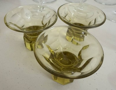 Auktion 370<br>3 Likörschalen, H-6 cm, grüner, kant. Stand [1]