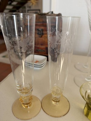 Auktion 370<br>2 hohe Sektflöten, Weinlaubschliff, bernsteinfarbener Stand mit Noppen, H-19 cm [1]